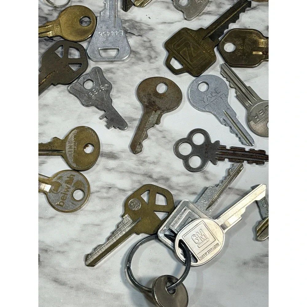 VTG KEYS 113 OVER 1LB~ GM, HOUSE, MASTER, VW, SAMSONITE, CHICAGO LOCK ETC (2593)